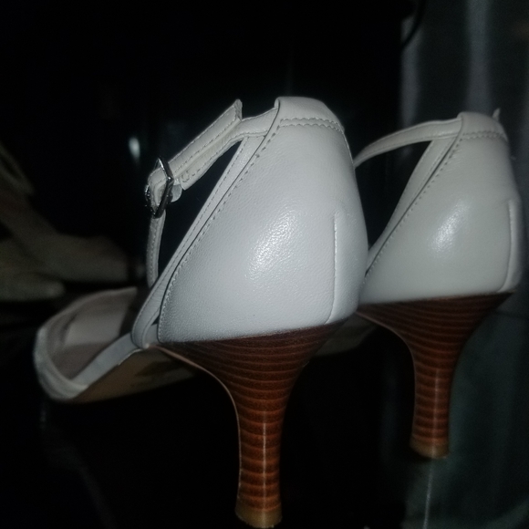 ALDO leather pointy toe heels w ankle strap - Picture 3 of 7